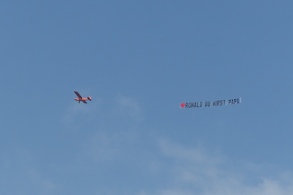 Hamburg am 30.4.2019: auch das sieht man am Himmel über dem Hafen, Bannerschleppflug mit einer freudigen Nachricht /