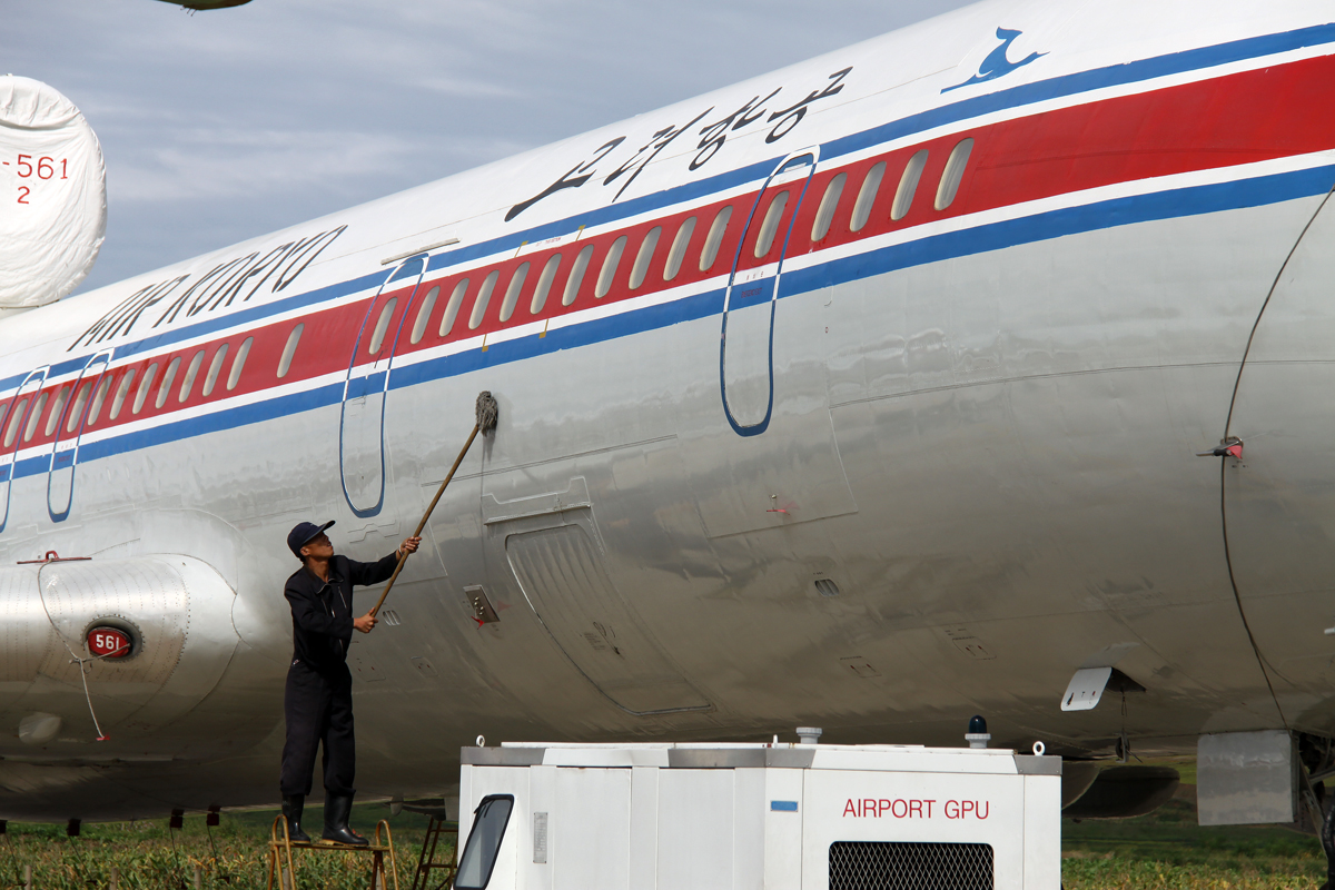 Handpflege der Air Koryo Tu-154 B-2 P-561 in FNJ / ZKPY / Pyongyang am 03.09.2014