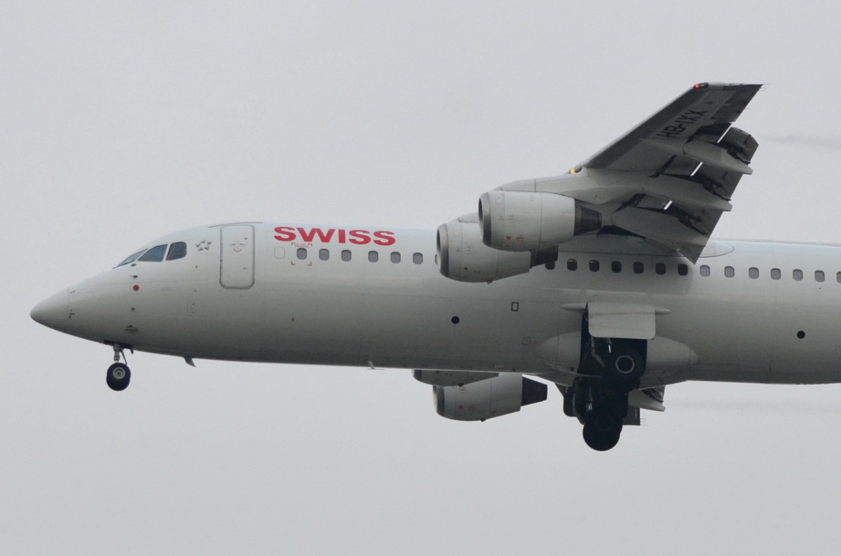 HB-IXX Swiss British Aerospace Avro RJ100  beim Anflug auf Tegel am 21.11.2014
