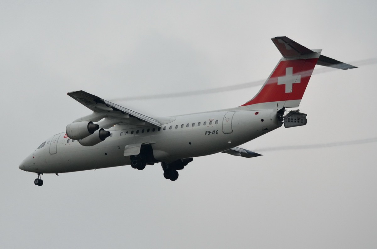 HB-IXX Swiss British Aerospace Avro RJ100   am 21.11.2014 beim Anflug auf Tegel