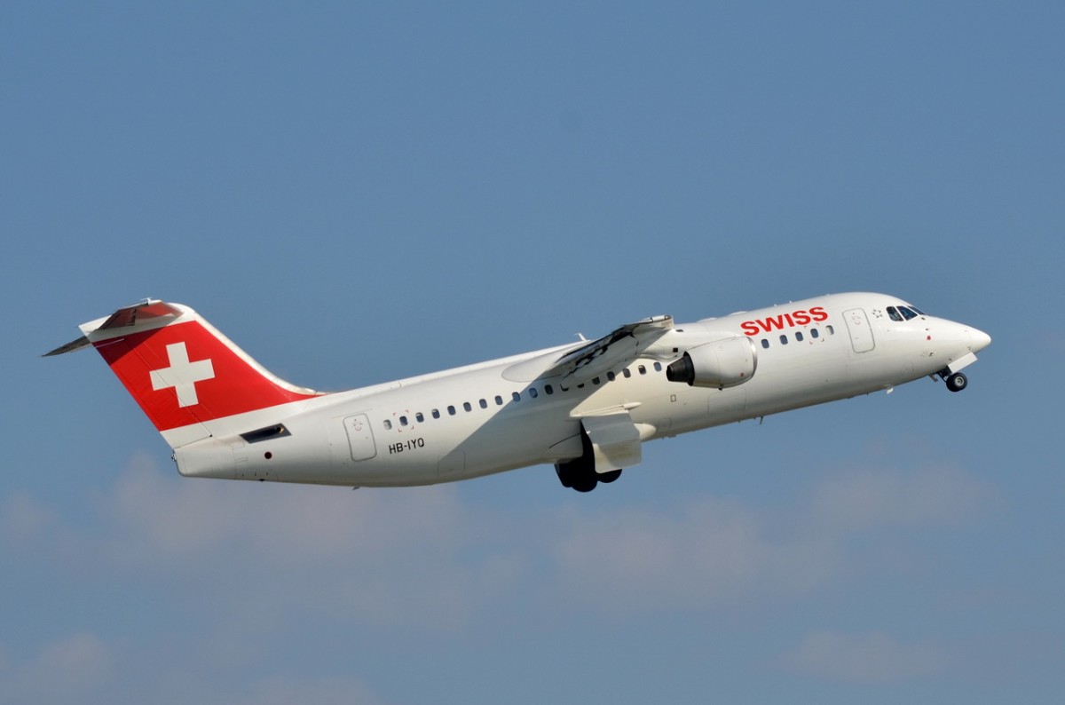 HB-IYQ Swiss British Aerospace Avro RJ100   gestartet am 11.09.2015 in München