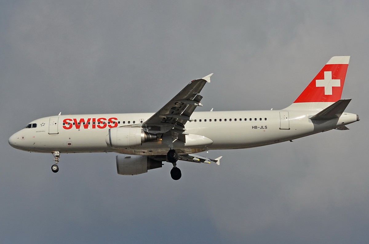 HB-JLS Swiss Airbus A320-214   in Tegel beim Landeanflug am 03.03.2015
