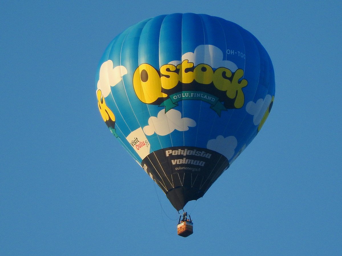 Heissluftballon, RegNr. OH-TOO; schwebt über die finnische Stadt Oulu; 160725