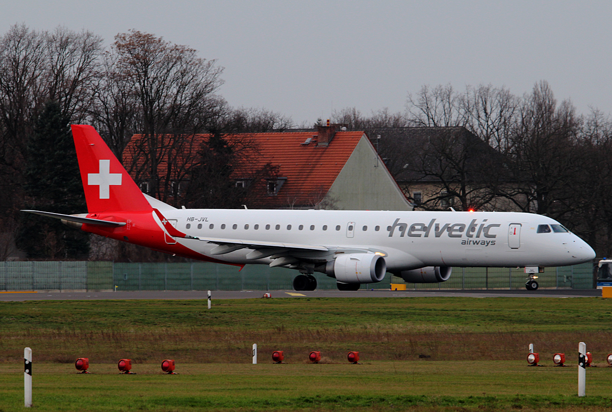 Helvetic ERJ-190-100LR HB-JVL kurz vor dem Start in Berlin-Tegel am 03.01.2015