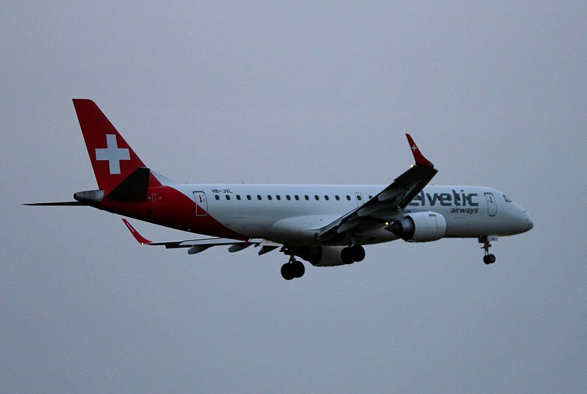 Helvetic ERJ-190-100LR HB-JVL(Ex OE-IHD)bei der Landung in Berlin-Tegel am 03.01.2015