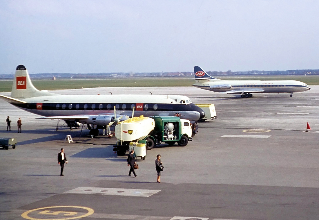 Historische Aufnahme vom Vorfeld auf dem Flughafen München-Riem. Vone eine Vickers Viscount der BEA und im Hintergrund eine Sud Aviation SE 210 Caravelle der JAT.
Aufnahme Mitte der 1960iger Jahre. 
 