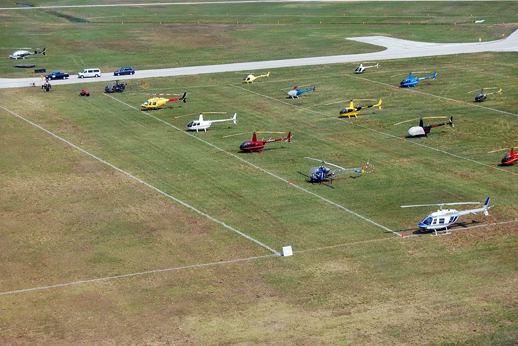Hubschrauber-Abstellfläche mit div. Hubschraubern, u.a. Bell 206, R 44, Al-II usw. am Lakeland-Linder-Regional-Airport - 19.04.2007