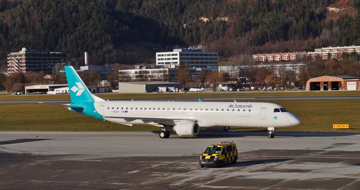I-ADJK (Embraer E195LR) von Air Dolomiti am 07.01.2023 nach der Landung aus Frankfurt am Flughafen Innsbruck-Kranebitten.