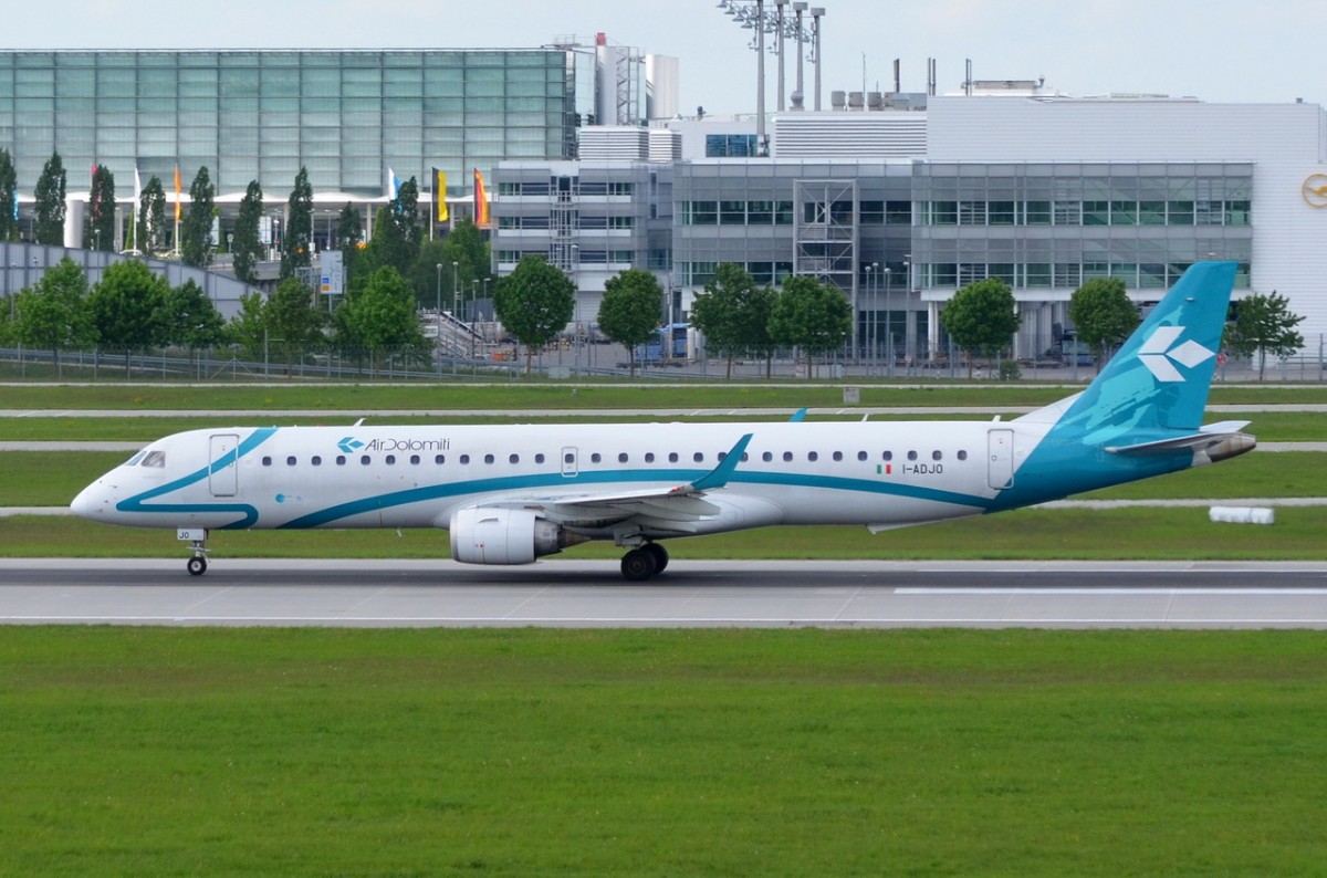 I-ADJO Air Dolomiti Embraer ERJ-195LR (ERJ-190-200 LR)  in München beim Start am 10.05.2015