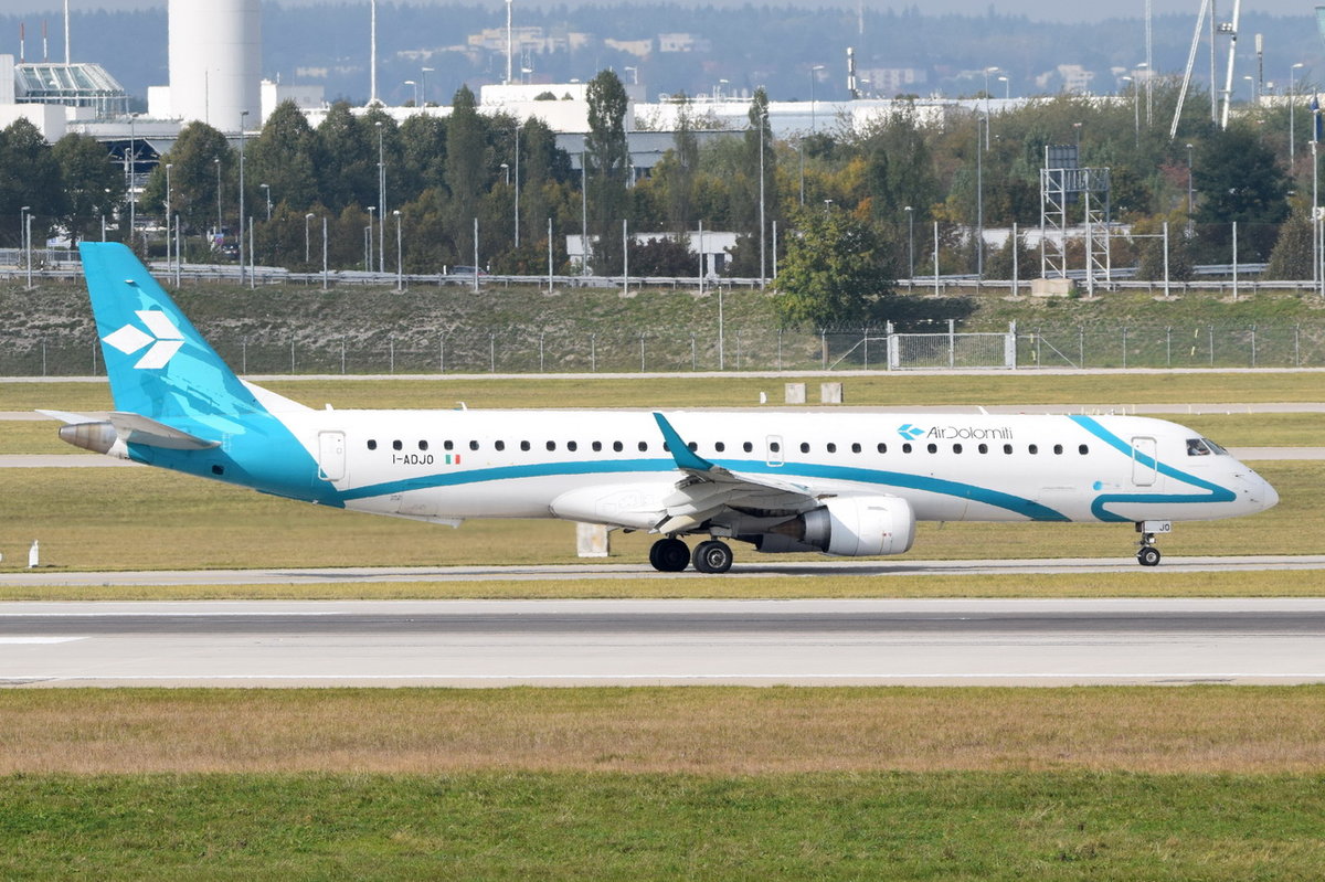 I-ADJO Air Dolomiti Embraer ERJ-195LR (ERJ-190-200 LR)  zum Gate in München am 12.10.2016