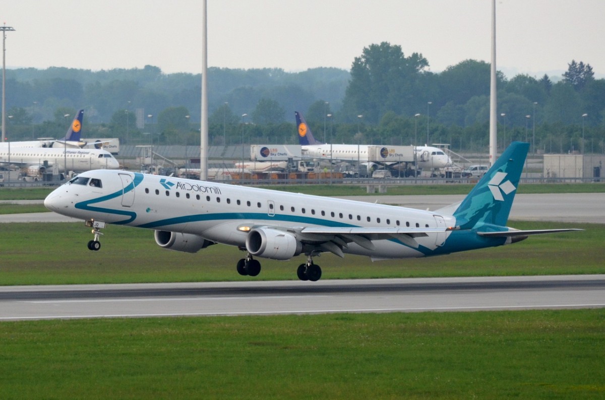 I-ADJQ Air Dolomiti Embraer ERJ-195LR (ERJ-190-200 LR) während der Landung in München  13.05.2015