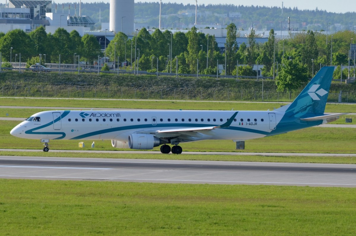 I-ADJR Air Dolomiti Embraer ERJ-195LR (ERJ-190-200 LR)  warten auf Startfreigabe in München  10.05.2015