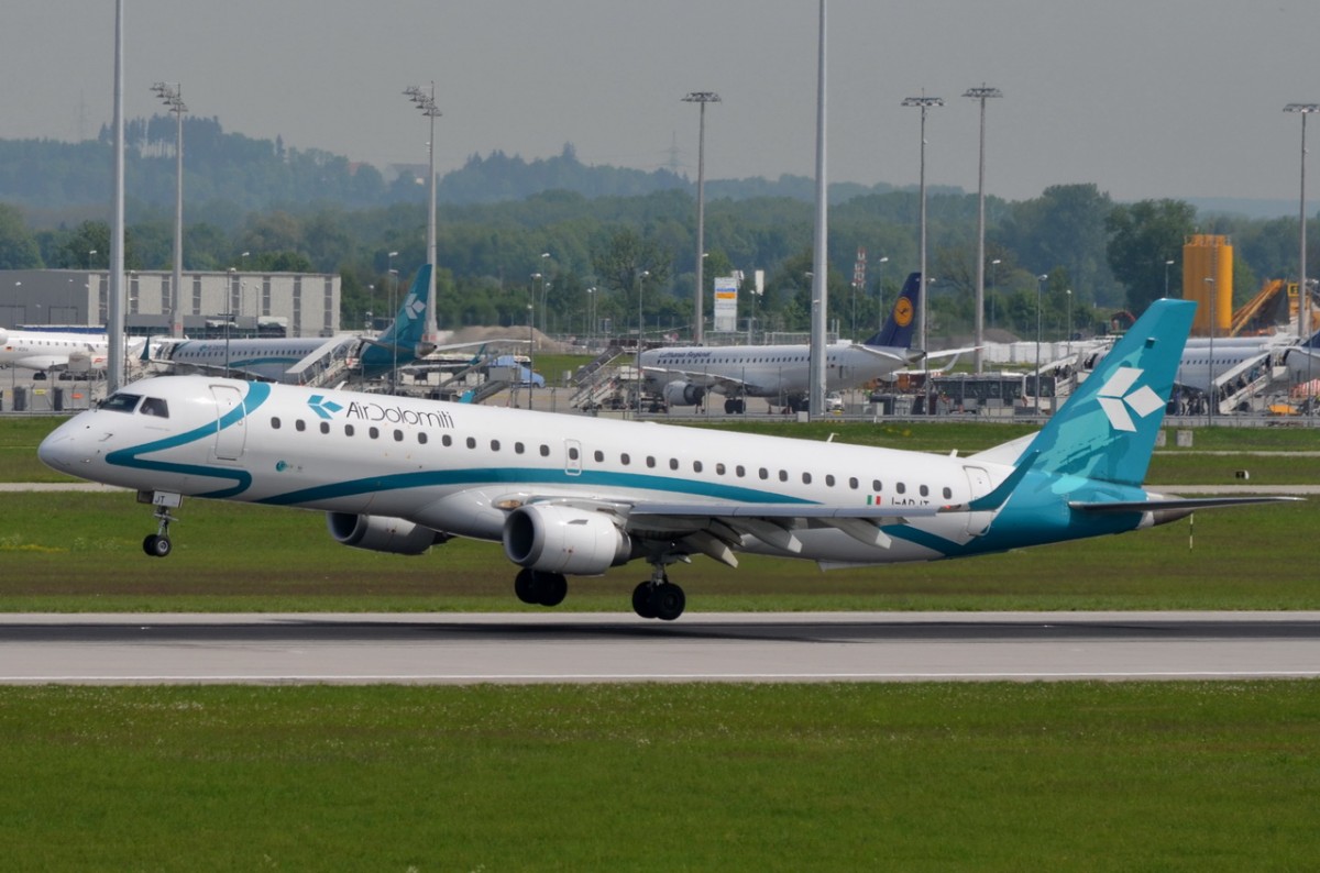 I-ADJT Air Dolomiti Embraer ERJ-195LR (ERJ-190-200 LR) beim Start in München  12.05.2015