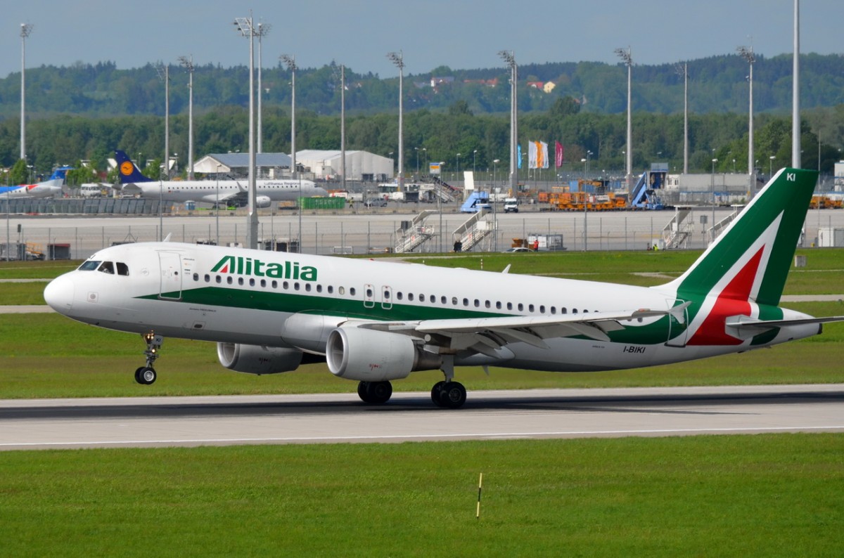 I-BIKI Alitalia Airbus A320-214   in München bei der Landung  10.05.2015