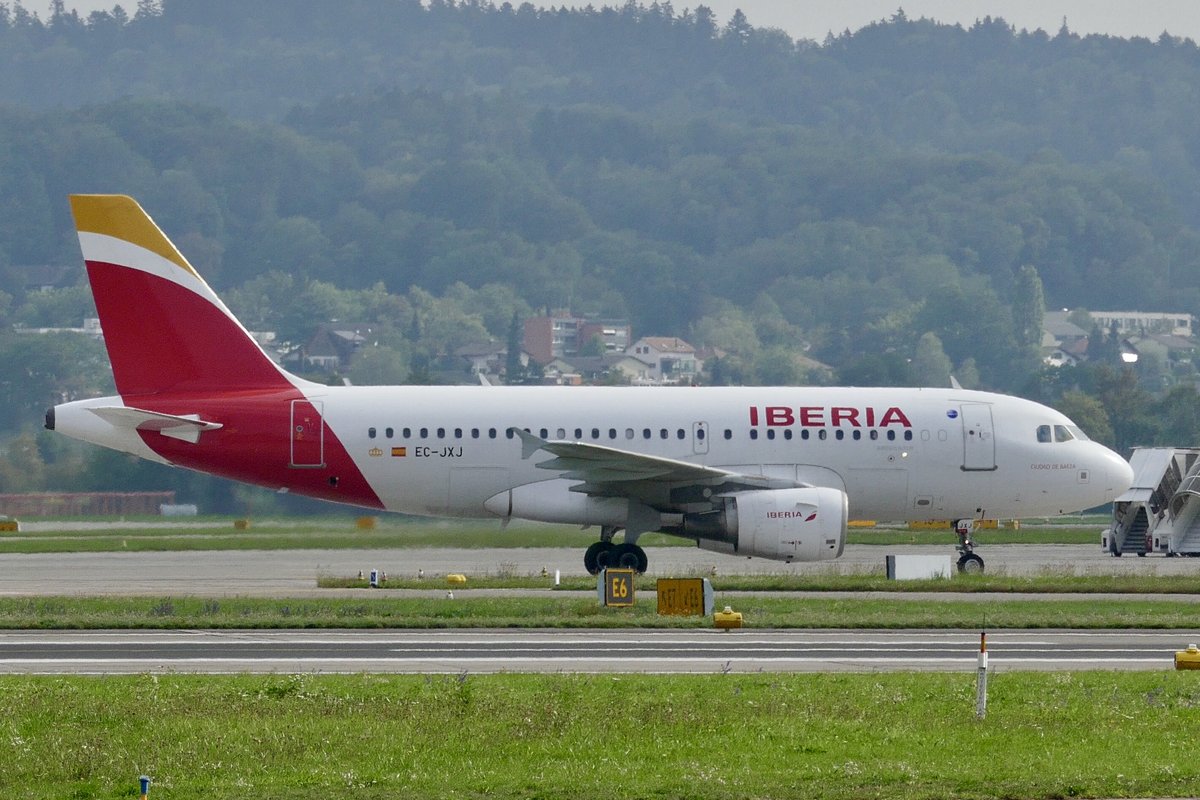 Iberia A319-111 EC-JXJ rollt am 15.9.18 in Zürich zu seinem Gate.