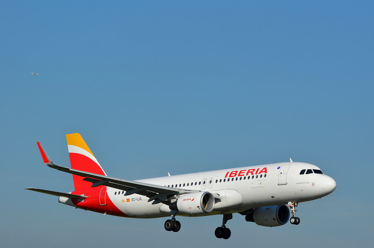 Iberia Airbus A320 EC-LUL Cangas De Onis(Ist ein Ort im Osten der spanischen Provinz Asturien) im Landeanflug auf den Airport Hamburg Helmmut Schmidt am 15.10.17