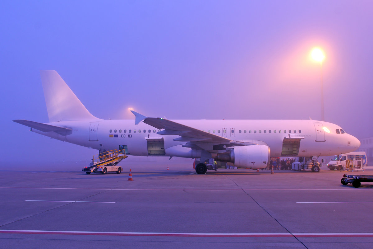 Iberia, EC-IEI,  Airbus A320-214, msn: 1649, 22.November 2011, ZRH Zürich, Switzerland. An einem nebligen Morgen.