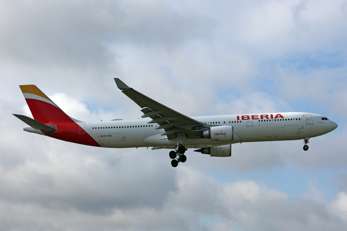 Iberia, EC-MAA, Airbus A330-302, msn: 1515,  Rio De Janeiro , 05.Juli 2023, LHR London Heathrow, United Kingdom.