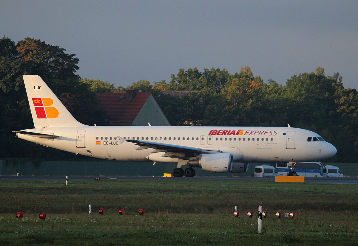 Iberia Express A 320-214 EC-LUC kurz vor dem Start in Berlin-Tegel am 27.09.2014