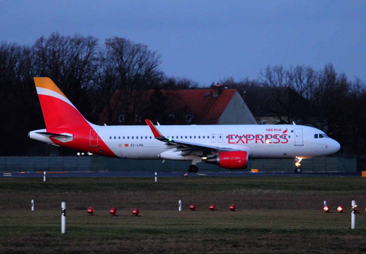 Iberia Express A 320-216 EC-LVQ kurz vor dem Start in Berlin-Tegel am frhen Morgen des 08.02.2015