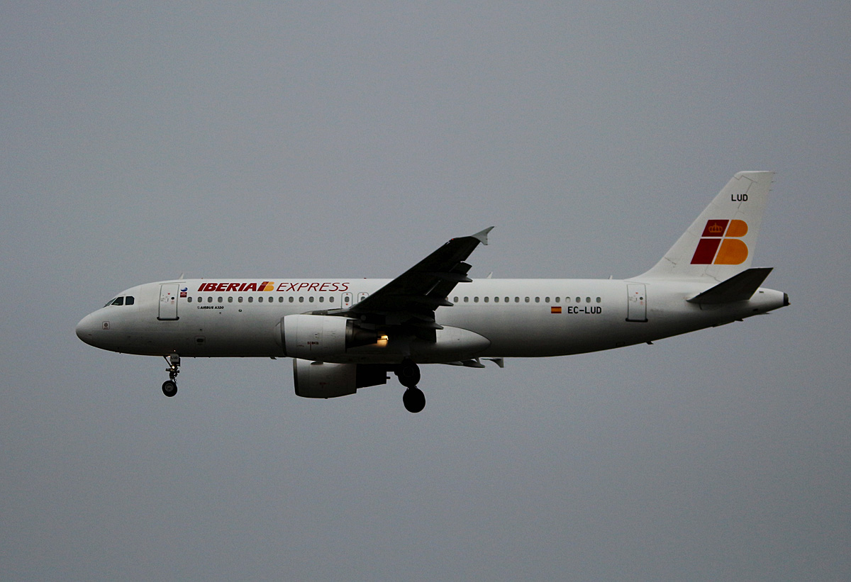 Iberia Express, Airbus A 320-214, EC-LUD, TXL, 18.11.2016