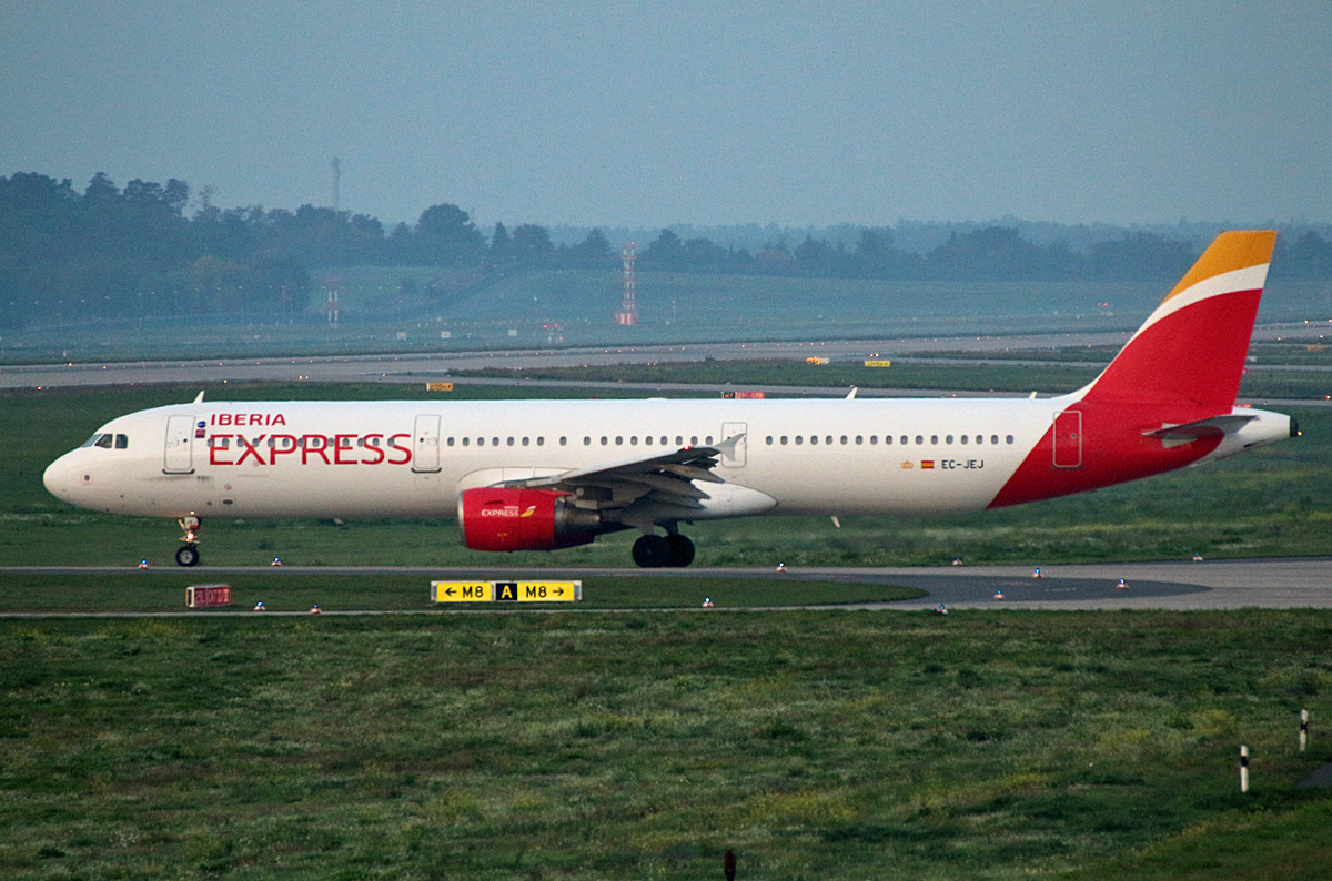 Iberia Express, Airbus A 321-213, EC-JEJ, BER, 08.10.2022