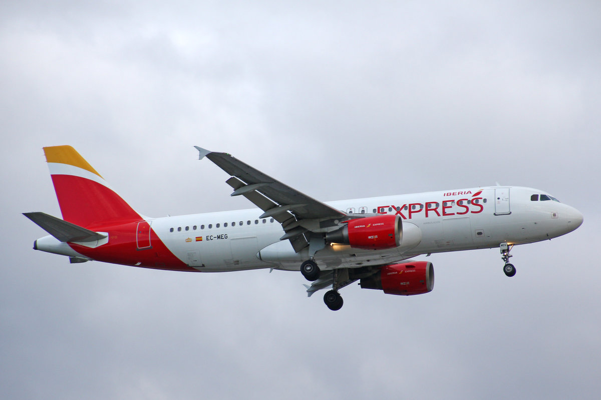 Iberia Express, EC-MEG, Airbus A320-214, 01.Juli 2016, LHR London Heathrow, United Kingdom.