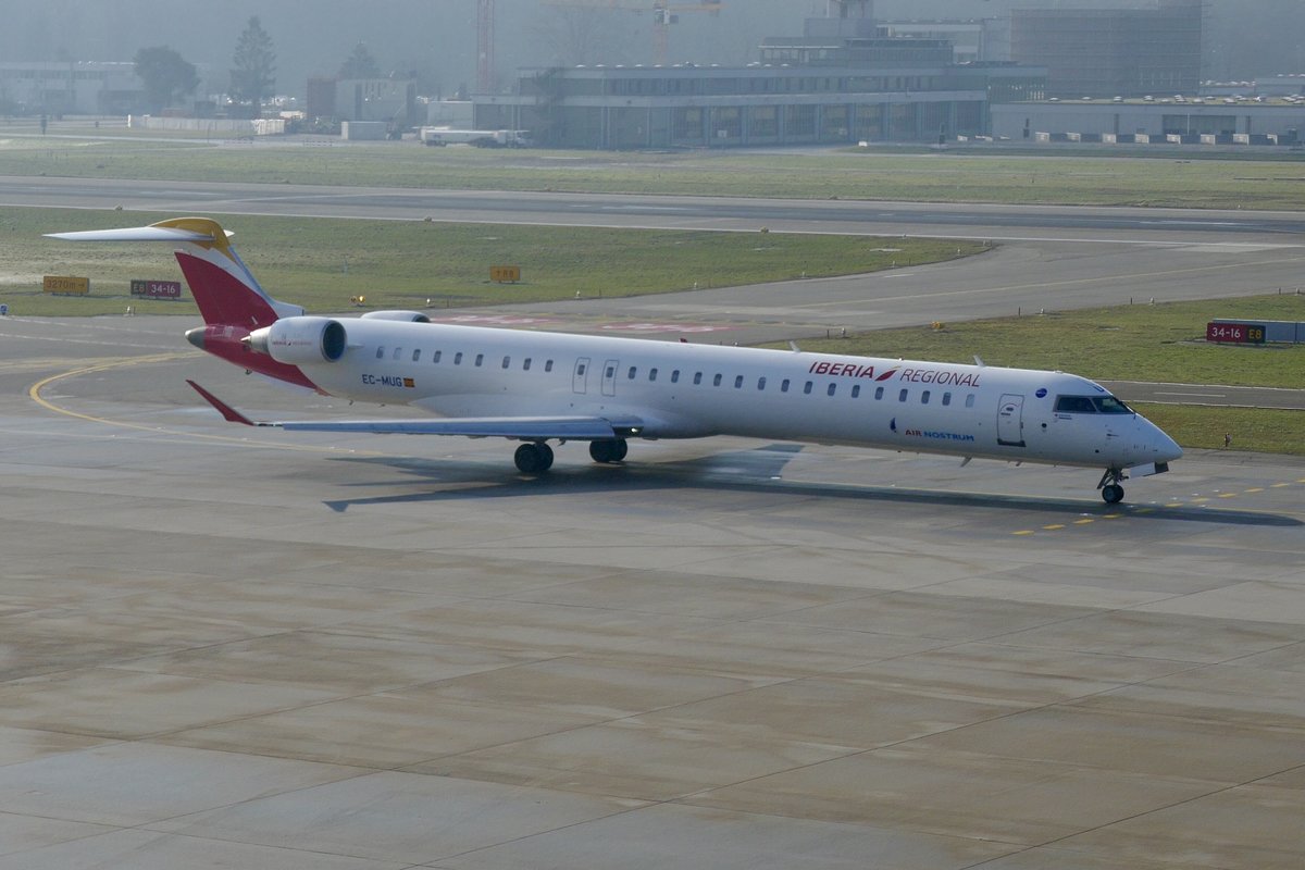 Iberia Regional CRJ-1000 EC-MUG am 19.1.19 auf dem Weg zur Startpiste in Zürich.