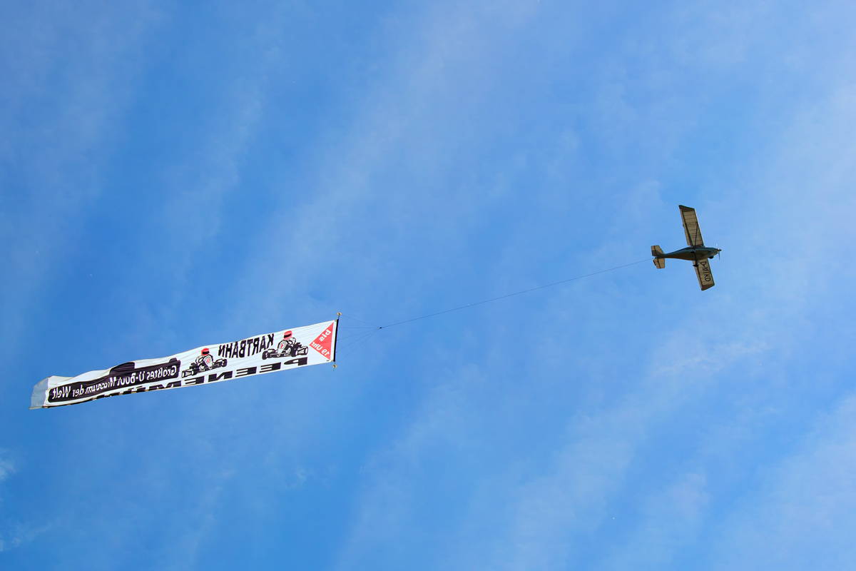 Ikarus C42 (D-MIKD) mit Werbung für Peenemünde fliegt die Usedomer Küste ab. - 17.06.2015