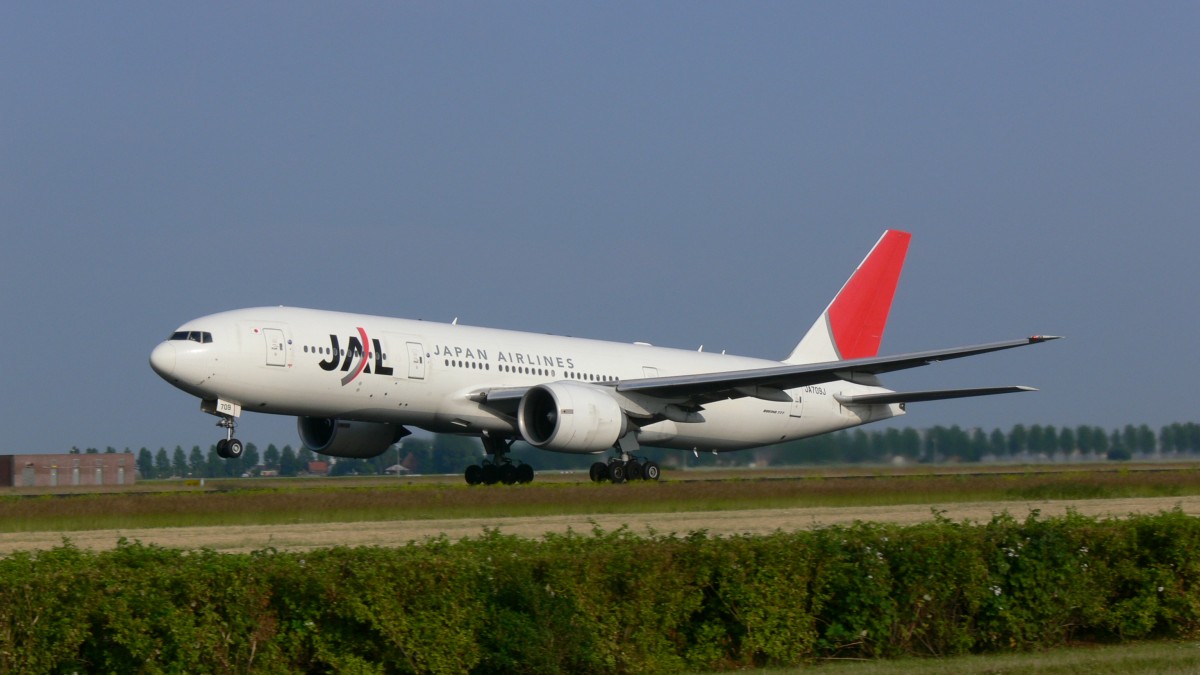 JA709J  eine Boeing 777-246ER von der Japan Airlines am 26.06.2009 in Amsterdam.