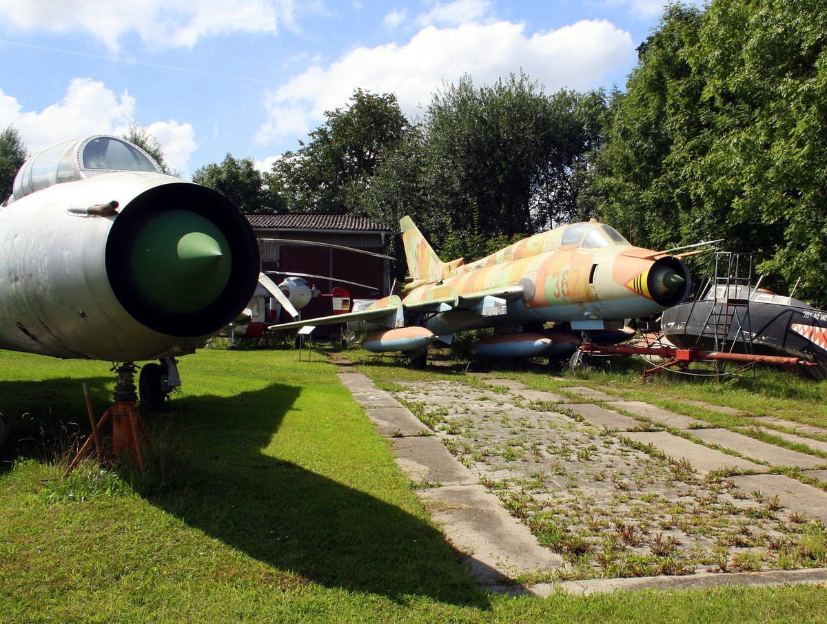 Jagdbomber Suchoi Su 22 - ex NVA - LSK/LV jetzt ausgestellt in Neuenkirchen bei Neubrandenburg. Aufnahme vom 16.08.2016