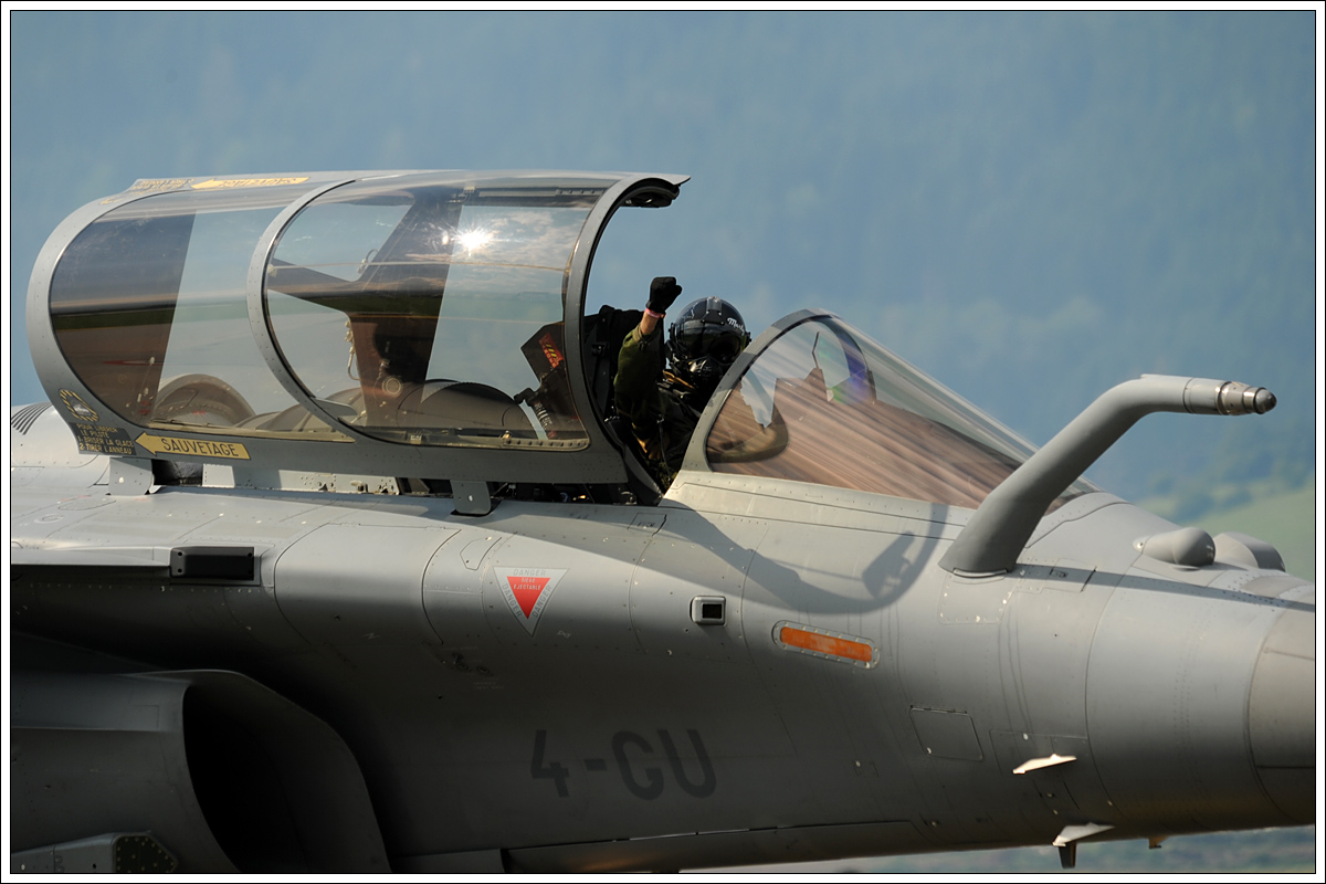 JG  Marty  Martinez von den französischen Luftstreitkräfte mit geballter Faust nach seinem Trainingsflug für die Airpower16 am 1.9.2016 in Zeltweg. Zuvor bekam seine DASSAULT RAFALE (4-GU) noch einige Streicheleinheiten, die leider auf keinem meiner Fotos so richtig erkennbar sind. 