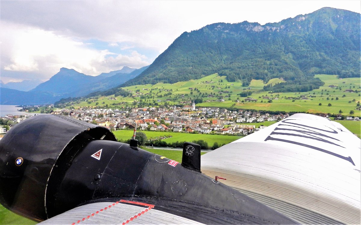 Junkers JU-52 HB-HOS, JU Air, beim Abflug vom Flugplatz Buochs, Schweiz, mit Sicht auf Buochs am Vierwaldstättersee - 19.06.2014