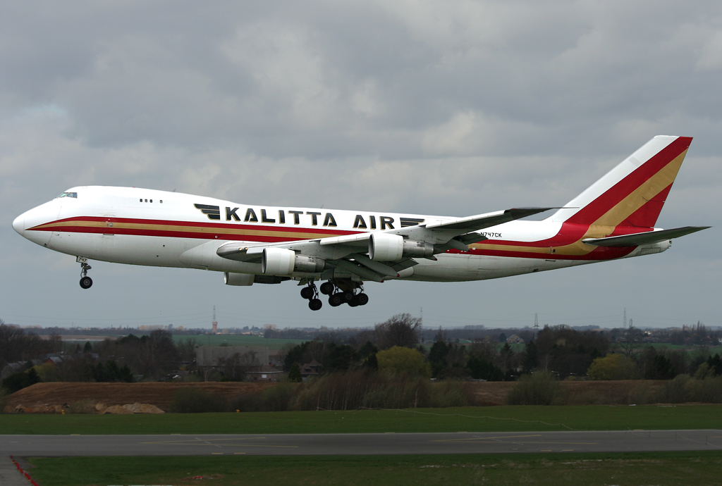 Kalitta B747-200F N747CK kurz vor der Landung auf 23 in LGG / EBLG / Liege am 31.03.2014