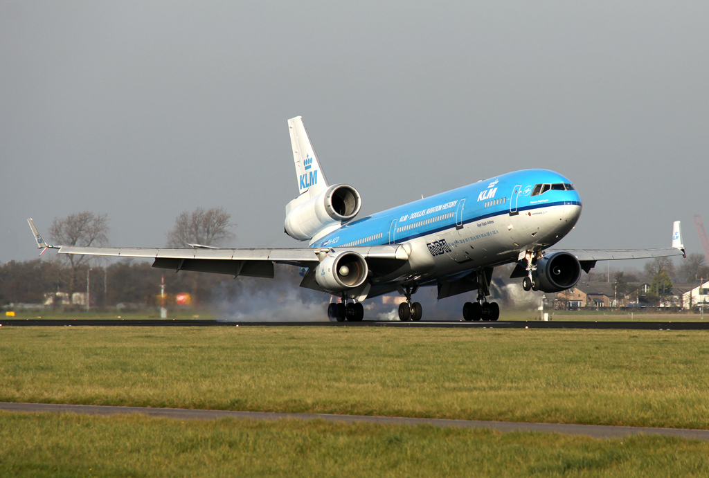 KLM Abschieds MD-11 PH-KCD beim Touchdown auf 18R in AMS / EHAM / Amsterdam am 11.11.2014
