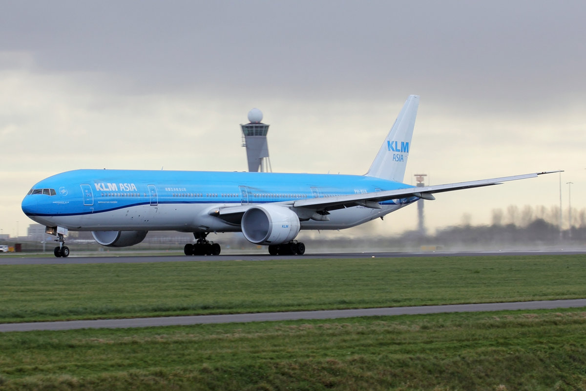 KLM Asia Boeing 777-306ER PH-BVB beim Start in Amsterdam 3.1.2019