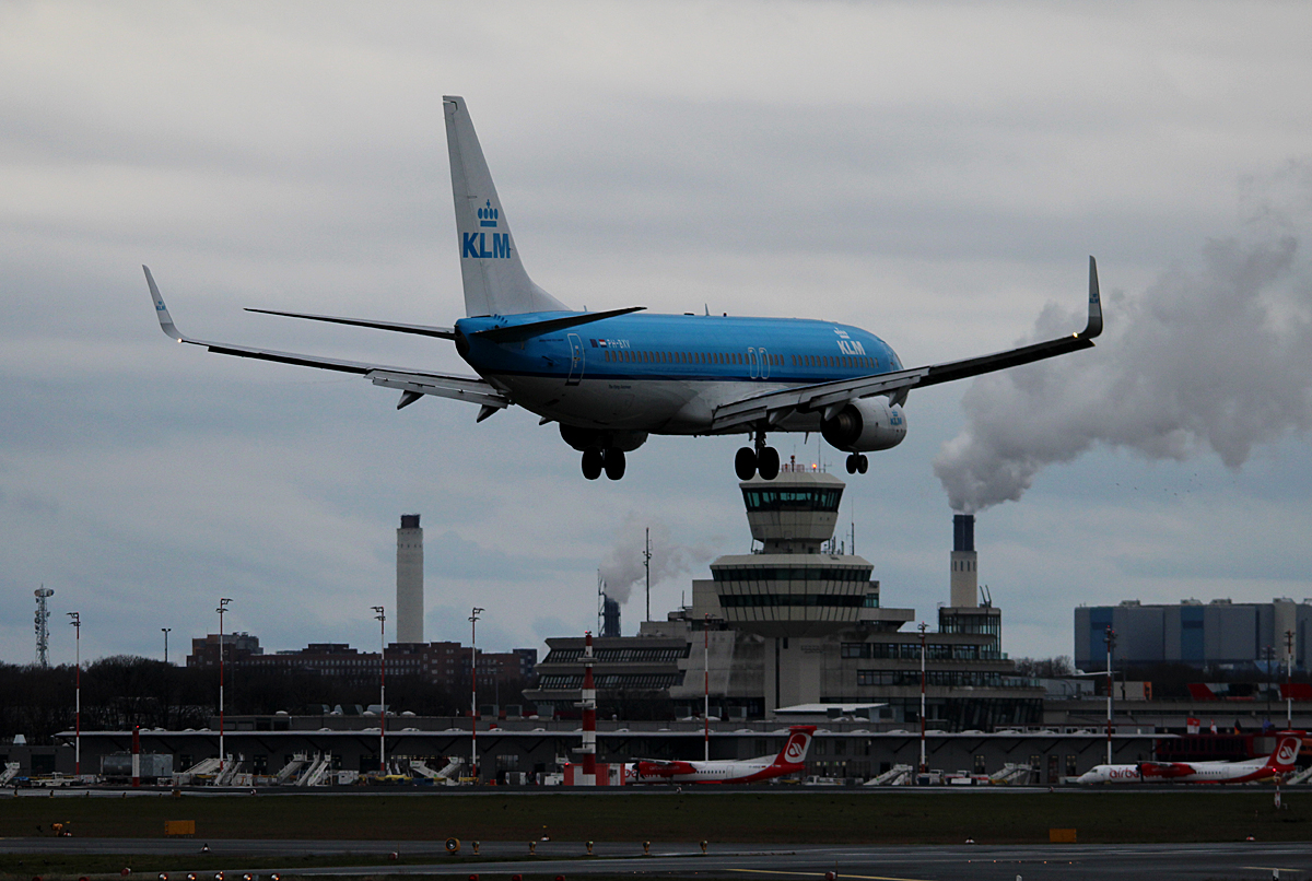 KLM B 737-8K2 OH-BXV bei der Landung in Berlin-Tegel am 29.11.2015