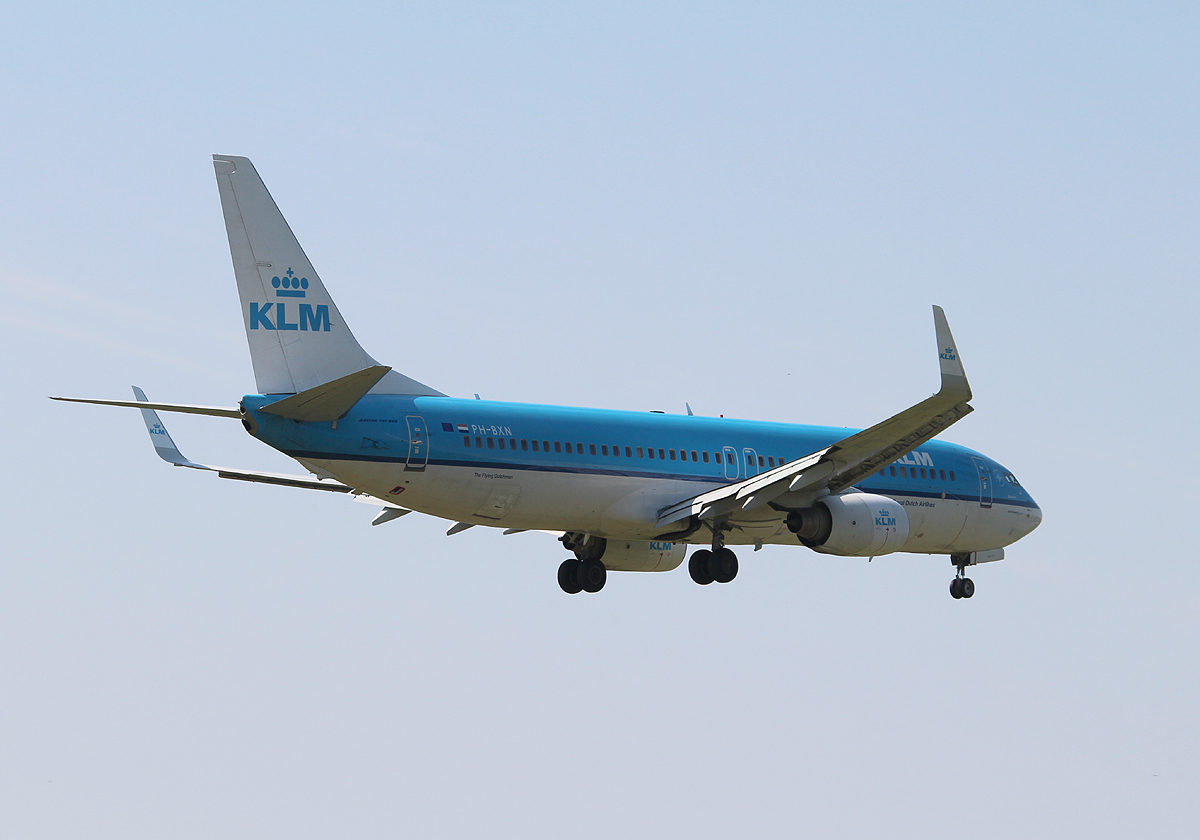 KLM B 737-8K2 PH-BXN bei der Landung in Berlin-Tegel am 05.05.2013