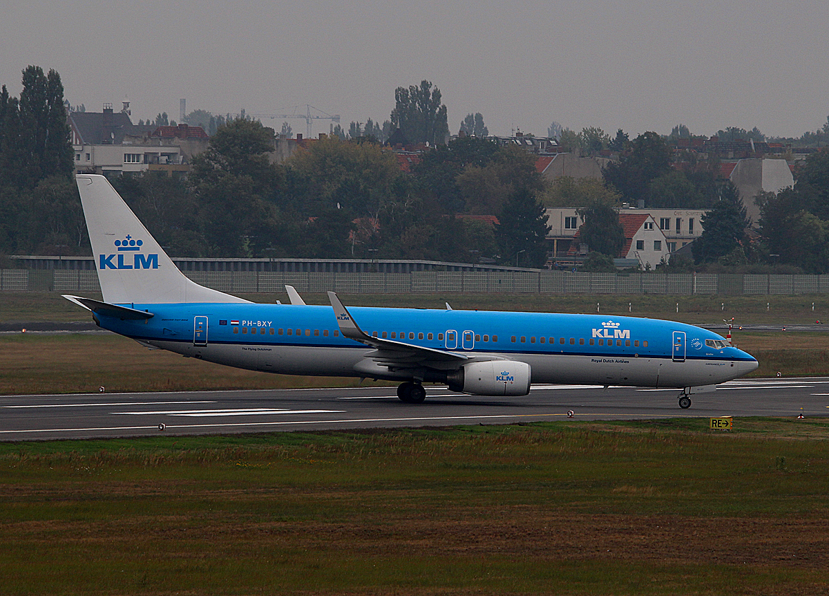 KLM B 737-8K2 PH-BXY nach der Landung in Berlin-Tegel am 13.09.2014