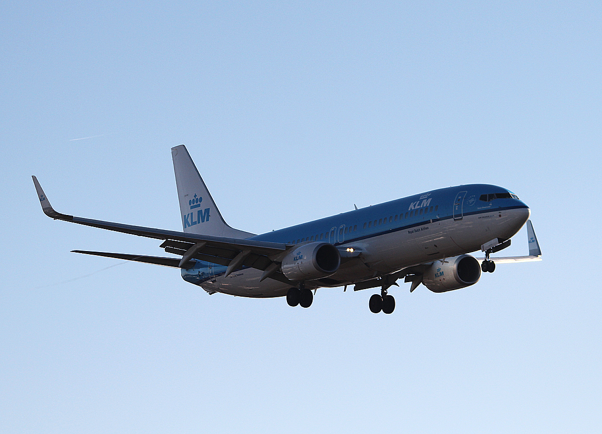 KLM B 7373-8K2 PH-BCB bei der Landung in Berlin-Tegel am 30.12.2013