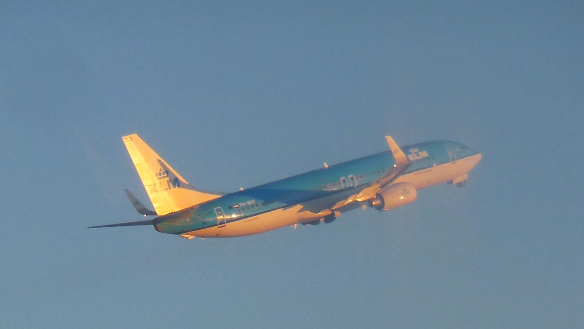 KLM  Boeing 737-8K2, PH-BXV, kurz nach dem Start am Flughafen Helsinki-Vantaa, 4.3.13 