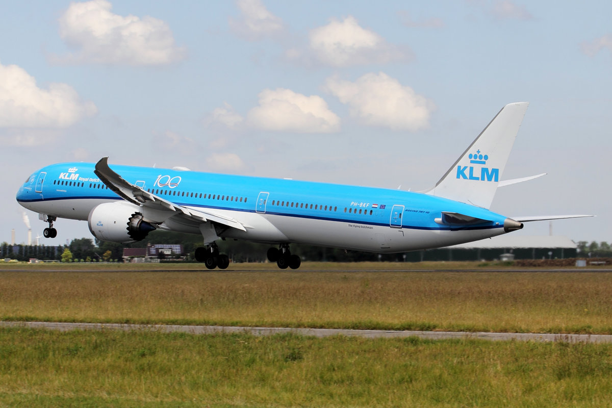 KLM Boeing 787-10 Dreamliner PH-BKF beim Start in Amsterdam 13.6.2020