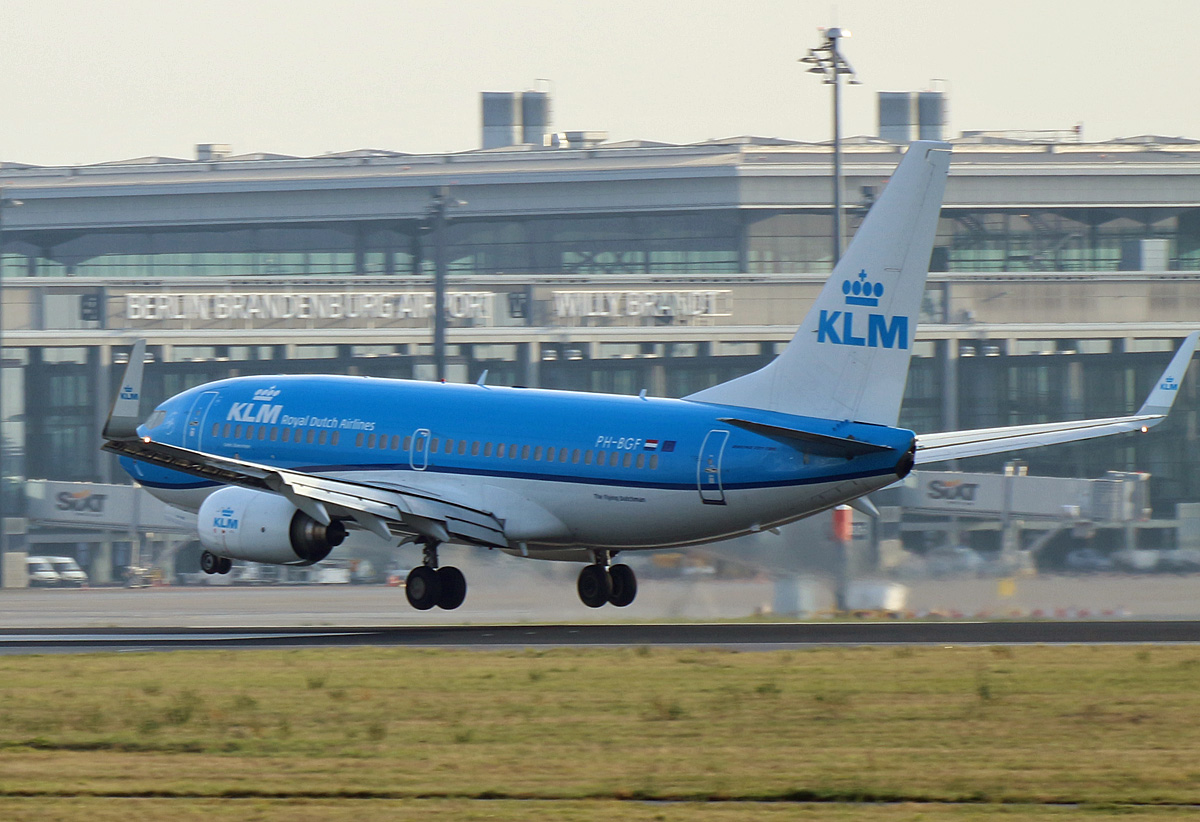 KLM, Boeing B 737-7K2, PH-BGF, BER, 06.12.2020