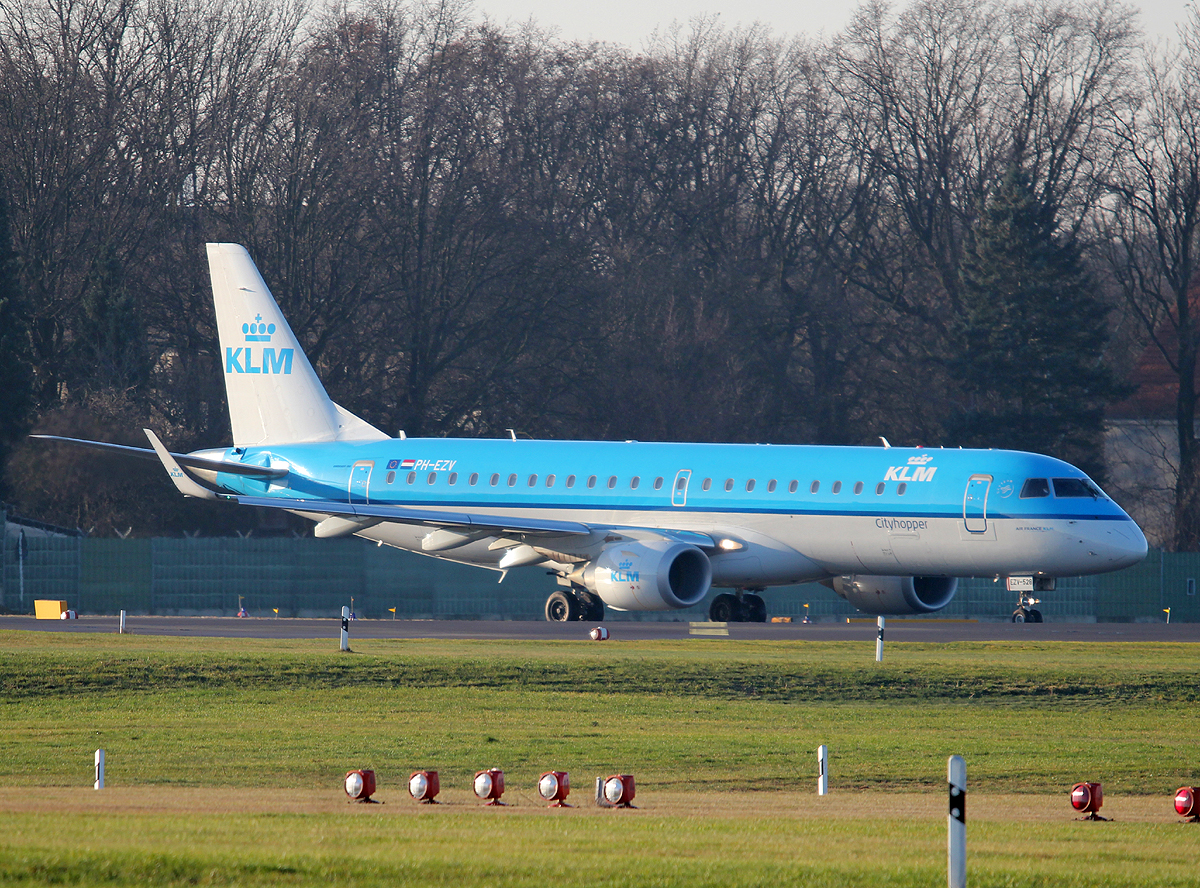 KLM-Cityhopper ERJ-190-100STD PH-EZV kurz vor dem Start in Berlin-Tegel am 30.12.2013