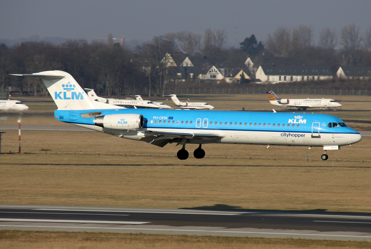 KLM Cityhopper F-100 PH-OFN bei der Landung auf 05R in DUS / EDDL / Düsseldorf am 11.02.2012
