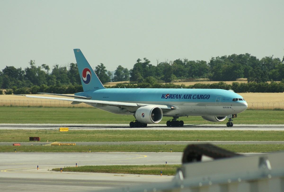 Korean Air Cargo, HL8251,(c/n 37639),Boeing 777-FB5, 05.07.2015, VIE-LOWW, Wien-Schwechat, Österreich 