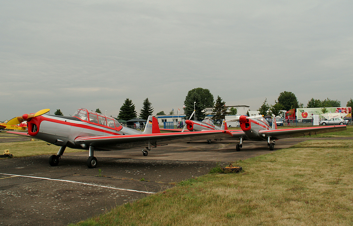 Kunstflugsatffel Aero Gera, Zlin 226 Trener D-EWIA und Zlin 526AFS Akrobat D-EWQC und D-EWQL am 27.06.2015 auf dem Flugplatz Strausberg