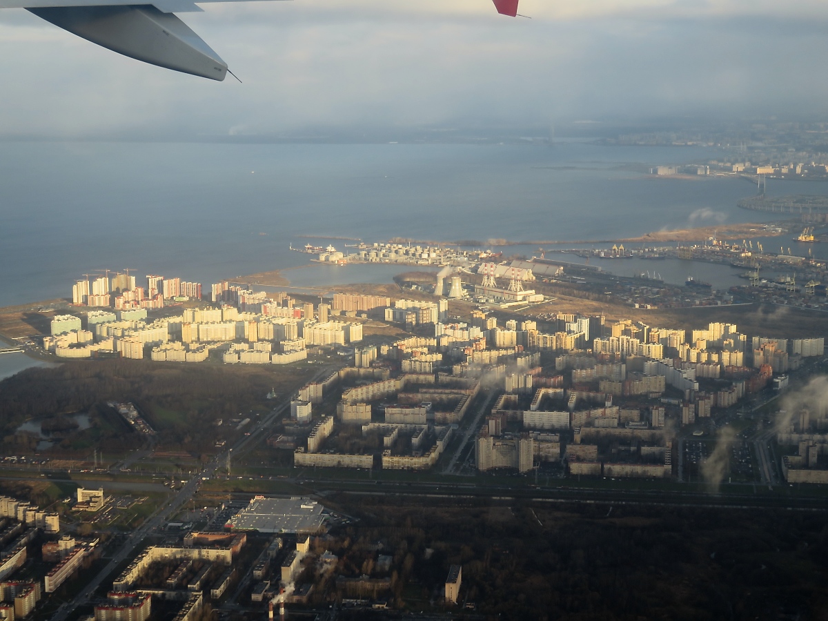 Kurz nach dem Start vom Airport Polkovo gab es diesen schönen Blick auf die Hafenregion von St. Petersburg, 13.11.17