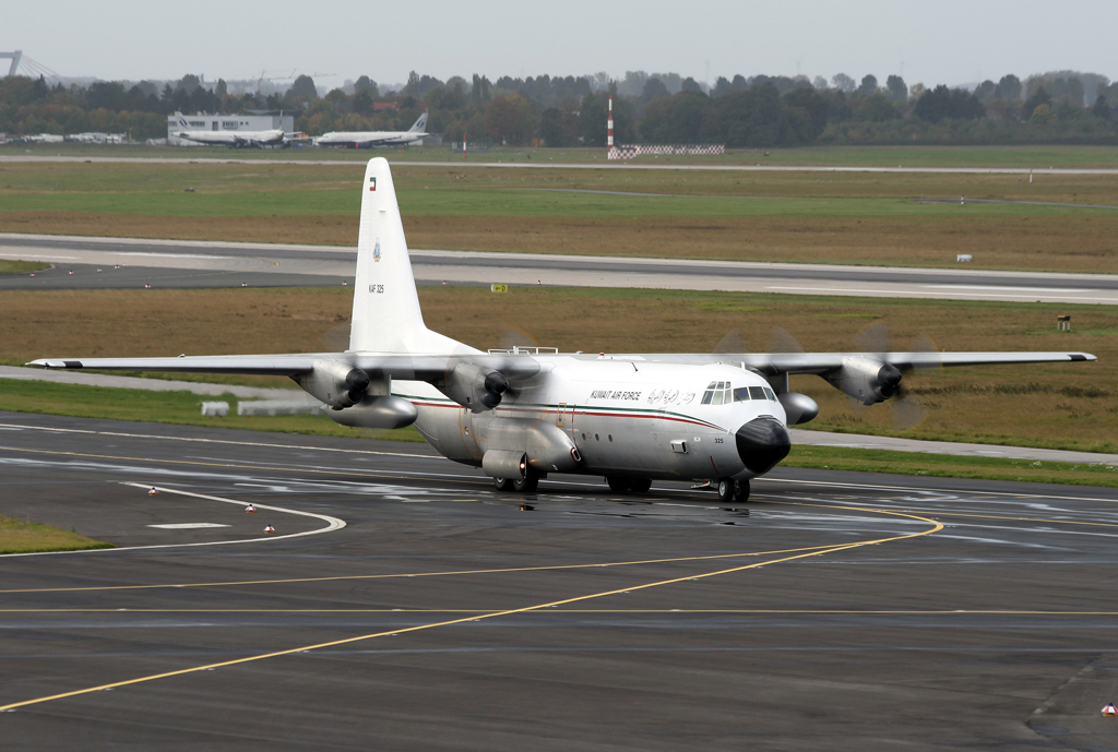 Kuwait Air Force L-100 KAF 325 rollt nach der Landung auf der 05R auf dem Taxiway zum Vorfeld in DUS / EDDL / Düsseldorf am 16.10.2014