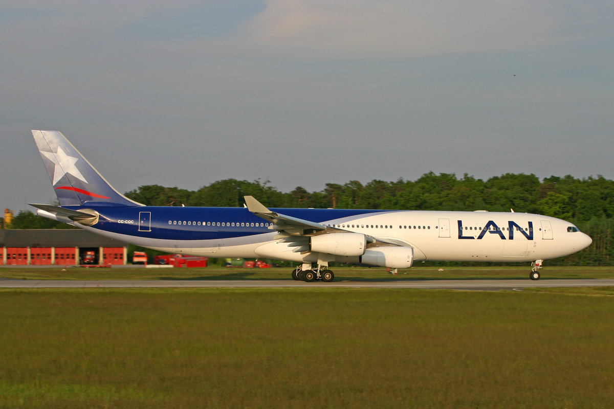 LAN Airlines, CC-CQC, Airbus A340-313X, msn: 363, 19.Mai 2005, FRA Frankfurt, Germany.
